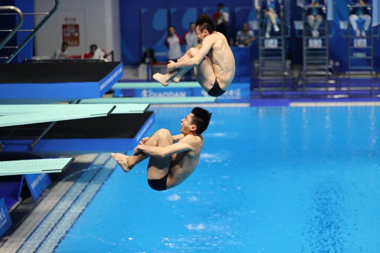 直播:跳水男双3米板决赛