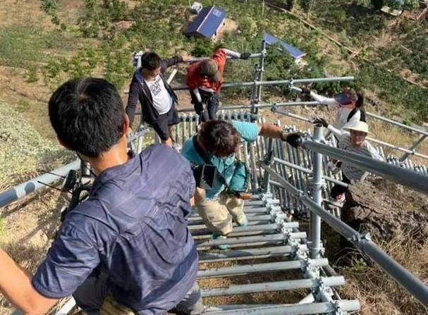 记者爬天梯报道悬崖村搬迁吓哭的相关图片